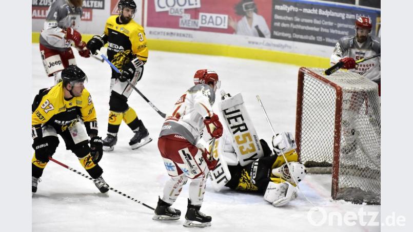 Im Oktober war Goalie Timon Bätge (am Boden) noch für den ERSC Amberg (Szene aus dem Heimspiel gegen den TEV Miesbach) im Einsatz. Nun schloss er sich den Blue Devils Weiden an. Bild: Hubert Ziegler