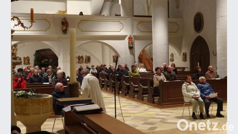 Pfarrer Schulz spendete allen Paaren auch den Einzelsegen. Bild: mma