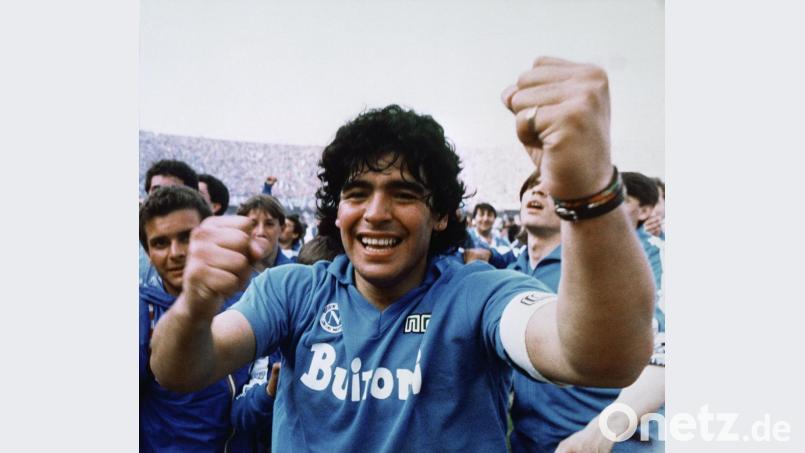 Diego Maradona wurde zweimal mit dem SSC Neapel italienischer Meister. Die Fußballfans verehrten den Argentinier fast wie einen Gott. Bild: Meazza Sambucetti