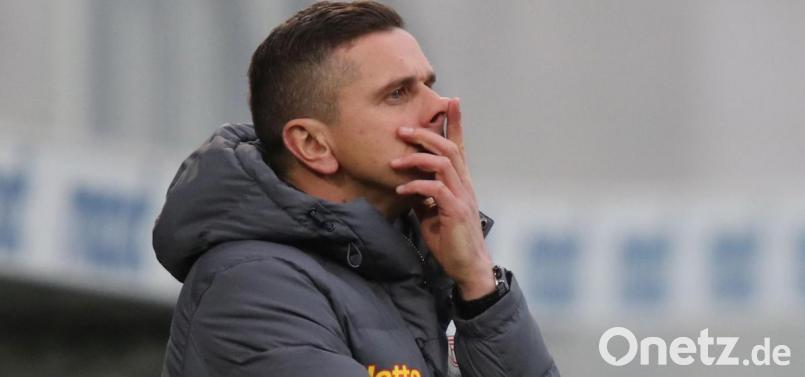 Mersad Selimbegovic rümpft die Nase: Nach drei Niederlagen in Folge nimmt die Kritik am Trainer des SSV Jahn Regensburg zu. Bild: Daniel Karmann/dpa