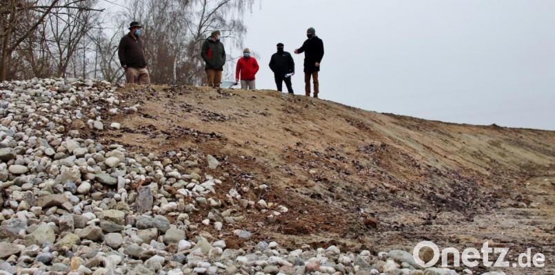 Die Marktgemeinde hat nördlich von Schwarzenfeld zwischen der Naab und der Einmündung des Hüttenbachs den bestehenden Hochwasser-Rückhalteraum erweitert. Die verantwortlichen Planer trafen sich mit Bürgermeister Peter Neumeier (rechts) am Rande des neuen Pools, um das Ergebnis zu besichtigen. Bild: Thomas Dobler