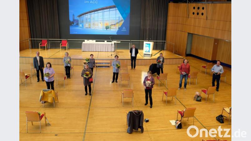 Abschied von der Stadt Amberg als Arbeitgeber (von links): Günter Götz, Brigitte Weber, Sonja Graf, Judith von Rauchbauer, Dorothea Keck-Gleißner, Evi Donhauser, Oberbürgermeister Michael Cerny, Annelore Amann, Hannelore Burkhardt, Anton Reil und Bernhard Albersdörfer. Bild: Susanne Schwab, Stadt Amberg/exb