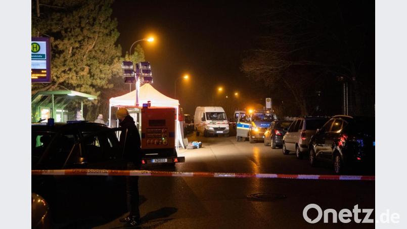 Infolge eines Streits an einer Haltestelle in Augsburg ist ein Mann ums Leben gekommen. Die Polizei sucht nach Spuren. Bild: vifogra/dpa