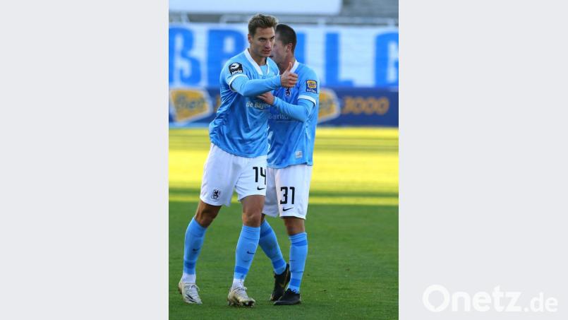 Dennis Dressel (links) wird von Richard Neudecker beglückwünscht. Dressel traf gegen Halle vier Mal. Bild: Ulrich Wagner