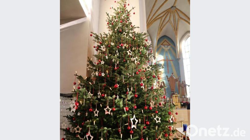 Der Weihnachtsbaum in der Kirche St. Emmeram von 2019 - einen Baum wird es geben, aber die Zeit ist doch eine andere. In diesem Jahr sind Anmeldungen mit Sitzplatzreservierungen für die Weihnachtsgottesdienste nötig. Bild: wrm