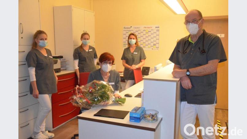 Ein "Weidener Orginal" wird in den Ruhestand verabschiedet: (von links) Mary Angermann, Larissa Tornau, die künftige Rentnerin Sonja Balk, Christine Hoch und Dr. Günter Opel. Bild: uz