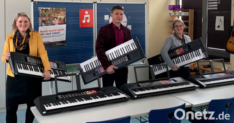 Über die Einrichtung der Keyboardklasse von "klasse.im.puls" freuen sich (von links) Lehrerin Christine Schmeiler, Rektor Florian Fuchs und Fachoberlehrerin Doris Haslbeck . Insgesamt 14 neue Keyboards mit Keyboardstativen konnten mit Hilfe der Sparkasse Amberg-Sulzbach und des Sparkassenverbands Bayern für die Mittelschule Kümmersbruck angeschafft werden. Bild: Schule Kümmersbruck/exb