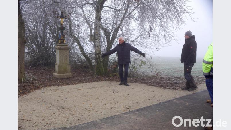 Ein Flurdenkmal im Gemeindebereich Neusorg konnte erhalten bleiben. Es fand einen neuen geschützten Standort, der durch eine Bank noch aufgewertet wird. Bürgermeister Peter König zeigte, wo diese aufgestellt wird. Bild: bkr