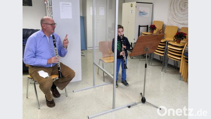 Jonathan Krefft (rechts) übt mit seinem Lehrer Georg Obermaier Klarinette. Eine große Trennwand trennt die beiden zum Schutz. Bild: jst