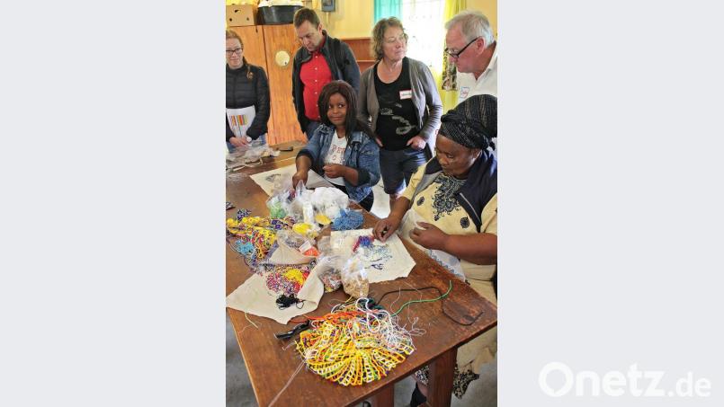 Im Januar 2019 konnte eine Gruppe aus der Pfarrei Nabburg an den Ursprung dieses Kunsthandwerks in Südafrika reisen und hat damals nicht nur neue Ware, sondern auch viele Eindrücke und Hintergrundinformationen mitgebracht. Archivbild: bph