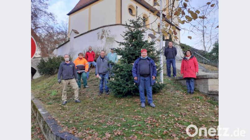 Stefan Mutzbauer, Hans Wagner, Florian Dotzler und Maria Schlögl und das Loew-Werkstätten-Team zeigt das Foto mit dem aufgestellten Baum. Bild: Maria Schlögl/exb