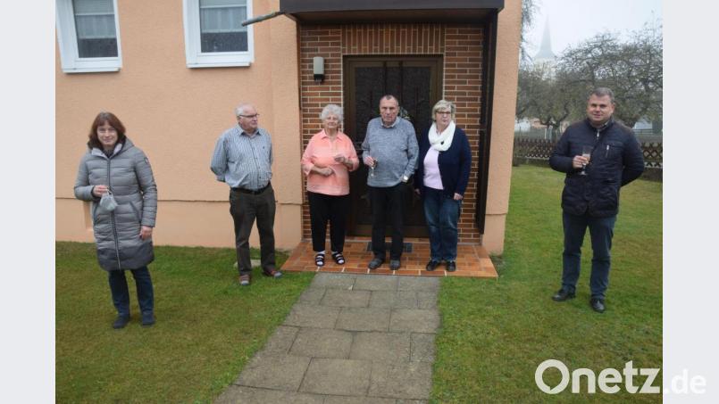 Gratulation mit Abstand: Bürgermeister Karlheinz Budnik (rechts) und Gemeindereferentin Gabi Sieder (links) gratulieren Johann Bauer zum 90. Geburtstag. Bild: fz