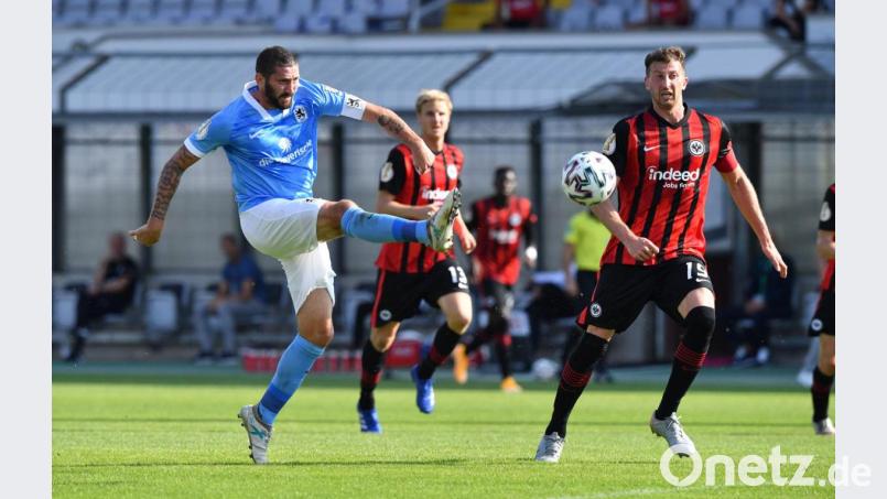 Sascha Mölders (links/Szene aus dem Pokalspiel gegen Frankfurt) traf gegen Türkgücü zum 2:1. Bild: Lino Mirgeler/dpa