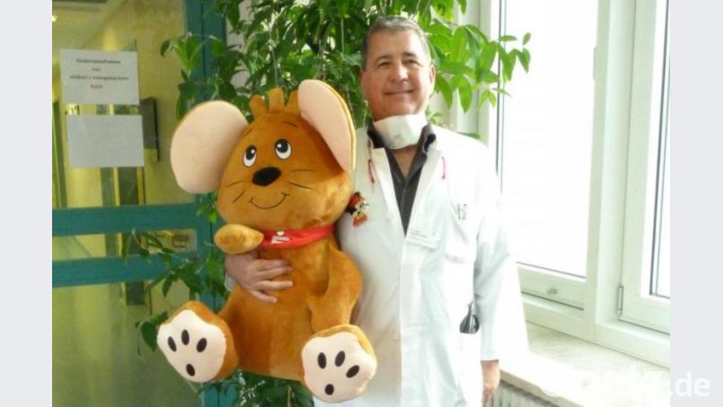 Dr. Andreas Fiedler, Chef des Palliativteams, freute sich über die Sparkassen-Spende von 7000 Euro für das Kinderpalliativteam Ostbayern. Bild: Karin Borchers