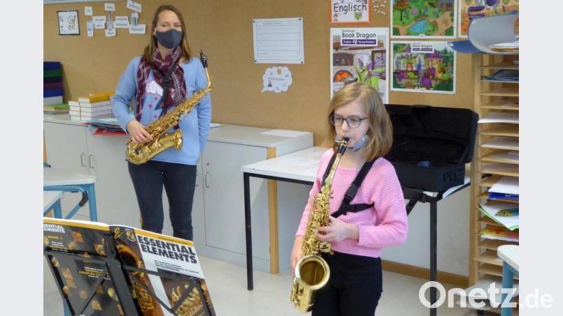 Linda übt am Saxofon mit Daniela Ermer Stücke im Fünftonraum. Bild: fsb