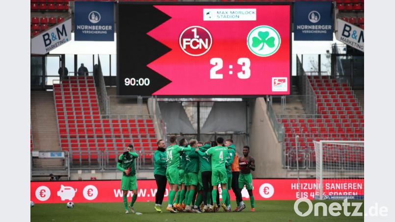 Das Kleeblatt aus Fürth gewinnt das 267. Frankenderby mit 3:2 gegen den 1. FC Nürnberg. Das ist nicht nur ein Fingerzeig, wer die Nummer 1 in Franken ist, sondern die Grün-Weißen stehen nun auch ganz vorne in der Tabelle der 2. Liga. Bild: Daniel Karmann/dpa