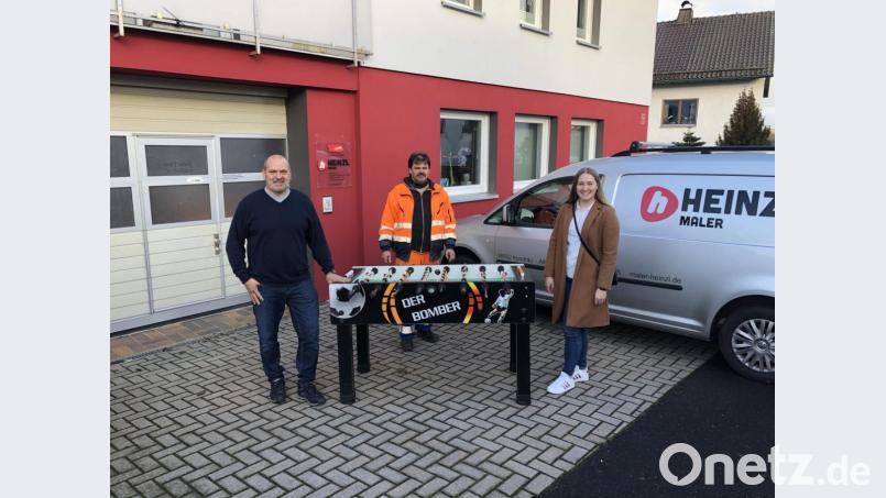 Der Jugendtreff wird Anfang 2021 eröffnet. Im Bild Andrea Wurm zusammen mit Bauhofmitarbeiter Gerhard Burger und Hubert Heinzl am Profi-Kicker, der von den Bauhofleuten abtransportiert wurde. Bild: Jugendstadtrat Waldsassen/exb