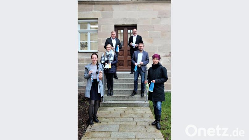 Die selbstgenähten Stoffmasken wirken sich finanziell auch jetzt noch positiv aus: Über die Weitergabe von insgesamt 6000 Euro freuten sich (von links) Verwaltungsmitarbeiterin Magdalena Dumler, „Leben plus“-Koordinatorin Stefanie Baier, VG-Geschäftsführer Reinhard Herr sowie Rathauschef Roman Schäffler, Zweiter Bürgermeister Hermann Schraml sowie Dritte Bürgermeisterin Katharina Hage. Bild: stg