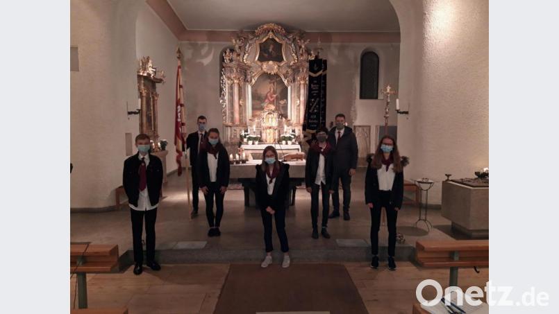 Bei einem Gottesdienst wurden fünf neue Mitglieder in die Katholische Landjugend Gleiritsch aufgenommen. Bild: Landjugend Gleiritsch/exb