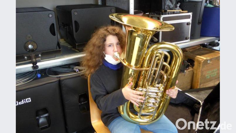 Julia beim Üben an der Tuba. Bild: fsb