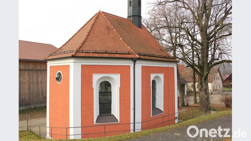 Die „Wieskapelle zum gegeißelten Heiland“ neben dem Friedhof in Niedermurach war in früheren Jahren auch Ziel einer Wallfahrt. Während der Adventszeit wird das besondere Kirchlein für die Besucher ein Ort der Ruhe und der Besinnung sein. Bild: Josef Böhm