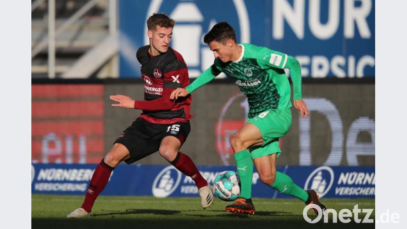 Beim 267. fränkischen Derby schenken sich die beiden Mannschaften vom 1. FC Nürnberg und Greuther Fürth nichts. Bild: Daniel Karmann/dpa