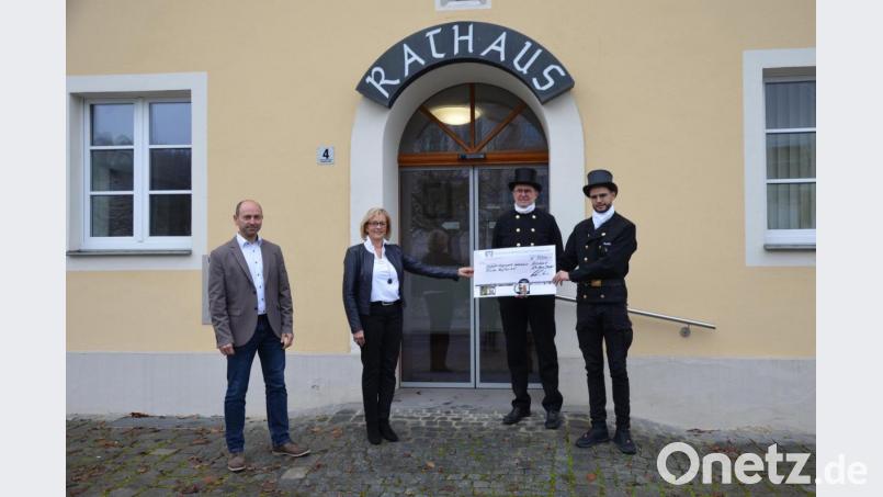 Bei der Spendenübergabe (von links) Hans Ram, SPD, Bürgermeister Ensdorf, Petra Waldhauser, 1. Vorsitzende Selbsthilfegruppe Krebskranker Kinder Amberg-Sulzbach, Peter Wilhelm, Bezirkskaminkehrermeister, Benedikt Wilhelm, neuer Kaminkehrer Kehrbezirk Schwandorf 4. Bild: Eva Gröninger