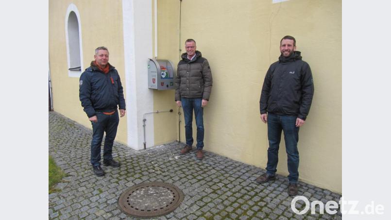 Schnelle Erste Hilfe kann der neue, an der Nordseite der Weiherer Dorfkirche angebrachte Defibrillator im Notfall darstellen. Ortssprecher Georg Ott freut sich mit Bürgermeister Hermann Falk und dem Vorsitzenden der Feuerwehr Weiher, Michael Reif, (von links) über den Defibrillator. Bild: fg