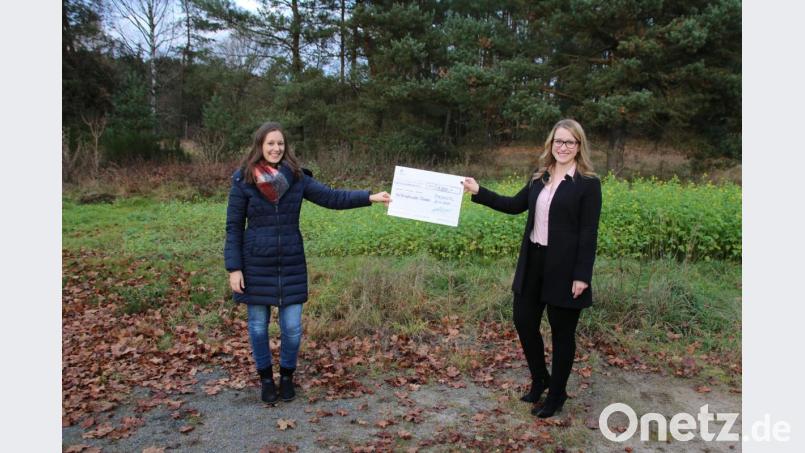 Tanzchefin Tina Neuber (links) freut sich über die 1000 Euro der Zürich-Versicherung. Angela Schecklmann-Braunreuther von der Regionaldirektion in Pressath überreicht den Scheck. Bild: sne