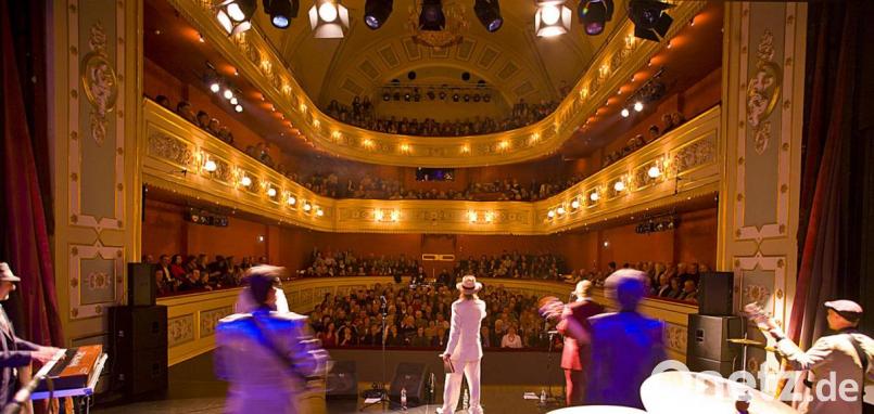 Los Dos könnten sich hinter einem der Stadttheater-Adventstürchen mit einem virtuellen Konzert verbergen. Bild: Peter Martner/exb