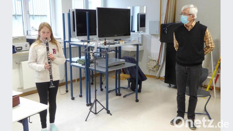 Unterricht mit Abstand: Erwin Kiener übt mit Klarinettistin Mia. Bild: fsb