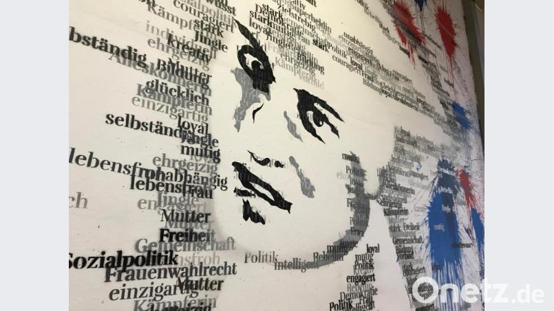 Die Schülerinnen eines Kunstprojekts verewigten die Namensgeberin ihrer Schule an der Wand: Elly Heuss-Knapp. Bild: Gabi Schönberger