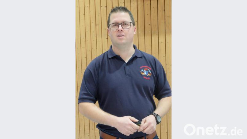 Erster Kommandant der Freiwilligen Feuerwehr Stulln, Michael Altrichter, stellt bei der Gemeinderatssitzung in der Mehrzweckhalle die Bedarfsanmeldung für 2021 vor.
. Bild: ohr
