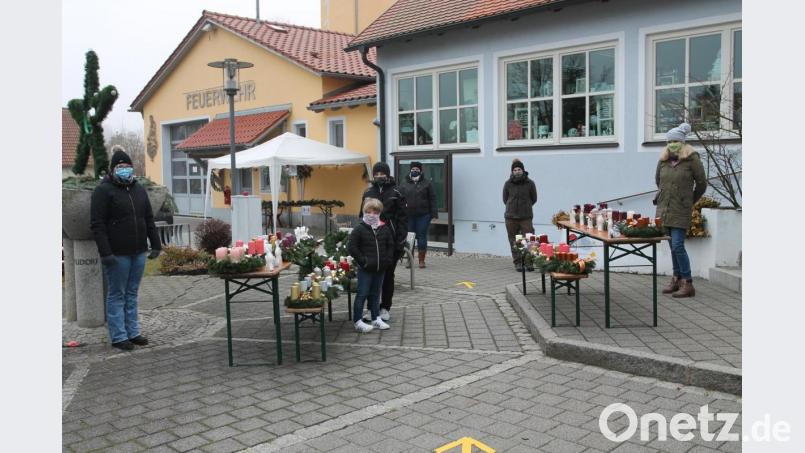Stephanie Stahl (links), die Vorsitzende des Kinderhaus-Elternbeirats, präsentiert mit ihrem Team eine große Auswahl an Adventskränzen. Bild: pi