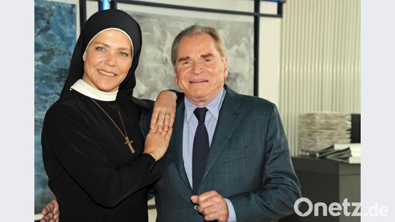 Fritz Wepper (als Bürgermeister Wolfgang Wöller) und Janina Hartwig (als Schwester Hanna) in einer Drehpause der ARD-Fernsehserie «Um Himmels Willen». Bild: Ursula Düren/dpa