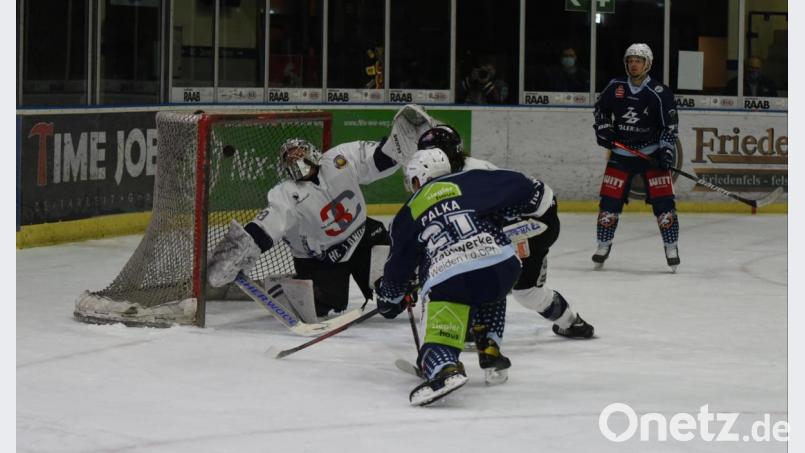 Tor für die Blue Devils, Dennis Palka trifft zum 7:4: Die Weidener besiegten am Sonntagabend Aufsteiger HC Landsberg mit 7:5. Bild: gb