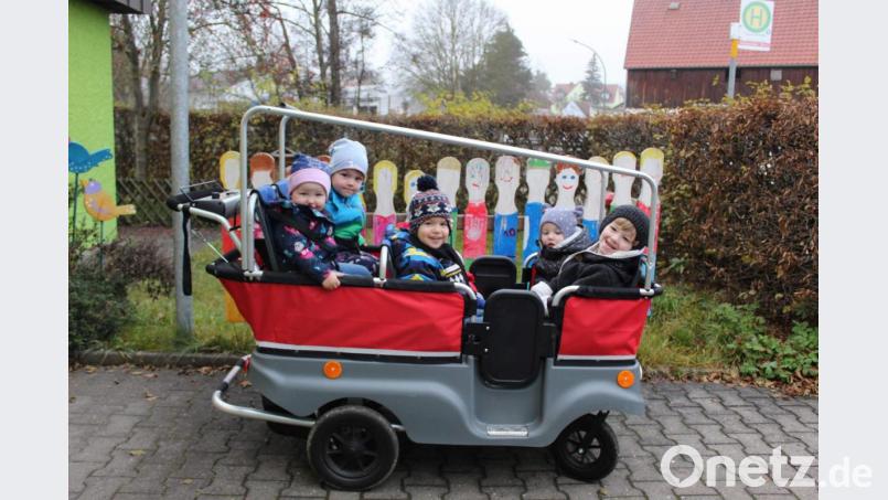 Dem letztjährigen Elternbeirat des St.-Wolfgang-Kindergartens galt ein Dankeschön für die Mitfinanzierung eines elektrisch betriebenen Krippenwagens, mit dem die Kleinsten der Kita schon mehrfach bei Unternehmungen unterwegs waren. Bild: u