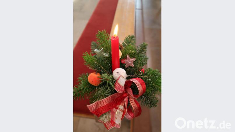 Der Weihnachtsschmuck der Bänke in der Kirche St. Emmeram von 2019 - diesen wird es in irgendeiner Form geben, aber die Zeit ist doch eine andere. In diesem Jahr sind Anmeldungen mit Sitzplatzreservierungen für die Weihnachtsgottesdienste nötig. Bild: wrm