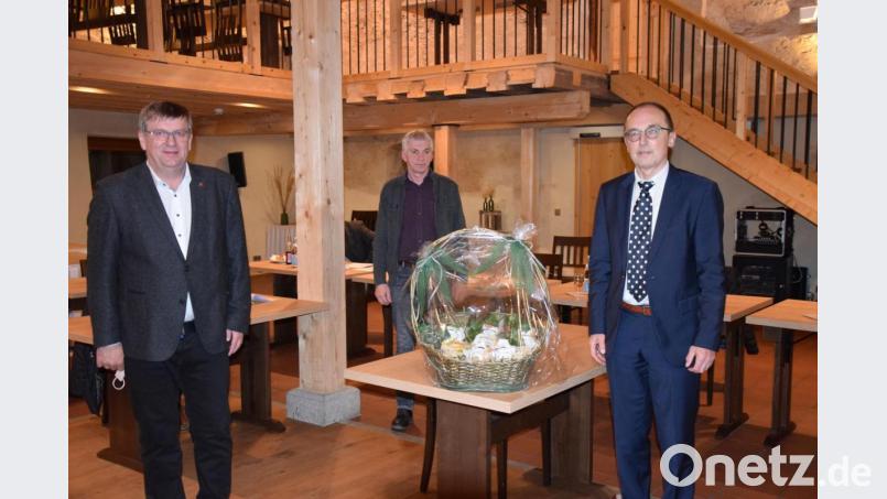 Beim Zweckverband zur Wasserversorgung der Vils-Naab-Gruppe wurde der Vorsitzende der Stadtwerke von Burglengenfeld, Friedrich Gluth, (rechts) verabschiedet. Zweckverbandsverbandsvorsitzender Peter Braun (links) und sein Stellvertreter Josef Auer nahmen die Verabschiedung vor. Bild: bö