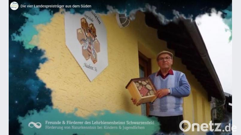 Imkervereinsvorsitzender Hermann Bronold konnte jetzt sein jahrzehntelanges, ehrenamtliches Engagement mit einem wichtigen Preis der gemeinnützigen „Town &amp; Country-Stiftung“ krönen. Vorgestellt wurde die ausgezeichnete Jugendarbeit der Imker bei einer Gala mit einem Imagefilm, aus dem dieser Screenshot stammt. Screenshot: https://www.tc-stiftung.de/