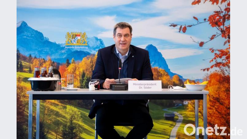 Markus Söder sitzt vor Beginn einer Kabinettssitzung im Videoraum in der Staatskanzlei. Bild: Sven Hoppe/dpa