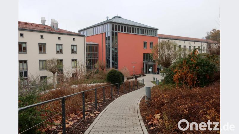 Das Schwandorfer Rathaus ist zu klein geworden und soll nun am Ostflügel (rechts) aufgestockt werden. Bild: Hirsch
