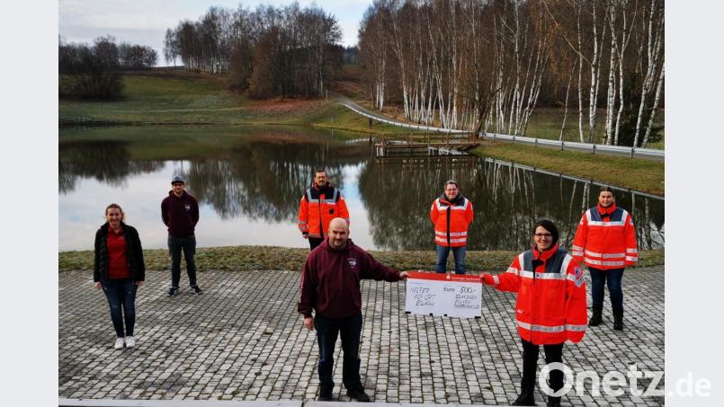 Im Namen des Bayernfanclubs überreicht Markus Kleber stellvertretend an HvO Corinna Völkl den Scheck in Höhe von 500 Euro. Bild: gz
