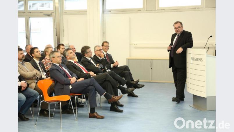 Siegfried Russwurm (stehend) beim Abschiedsbesuch in Kemnath, kurz vor seinem Ausscheiden aus dem Siemens-Konzern. Der damalige Standortleiter Alfred Koch (sitzend, Zweiter von rechts) hält viel von seinem Weggefährten Bild: hwk