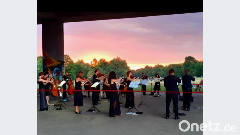 Das Streichorchester &quot;Ventuno&quot; spielte sein erstes Konzert nach den Lockerungen nach dem Corona-Lockdown als Open-Air unter der Theodor-Heuss-Brücke in Nürnberg. Mitte Dezember will es mit weihnachtlicher Barockmusik in der Pressather Stadtkirche konzertieren. Archivbild: exb/&quot;Ventuno&quot;