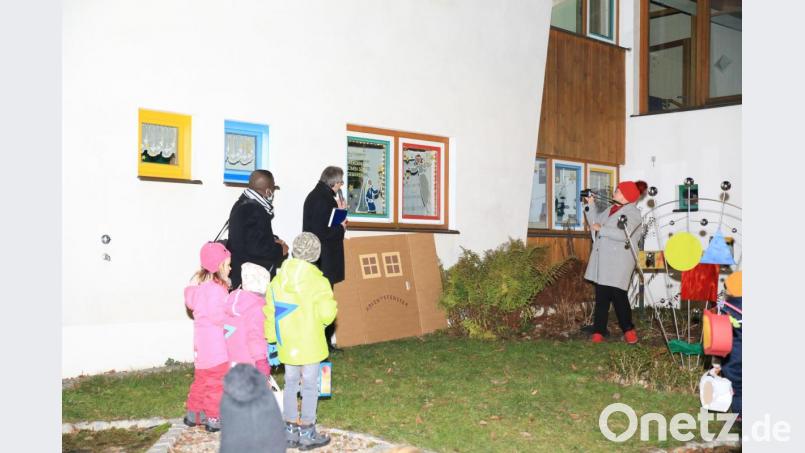 Pfarrer Martin Besold (mitte) erklärte den Teilnehmern das Adventsfenster. Mit auf dem Bild Pfarrvikar Dr. Linus Chukwudi Nwankwo (links) und Gemeindereferentin Roswitha Heining (rechts). Bild: njn