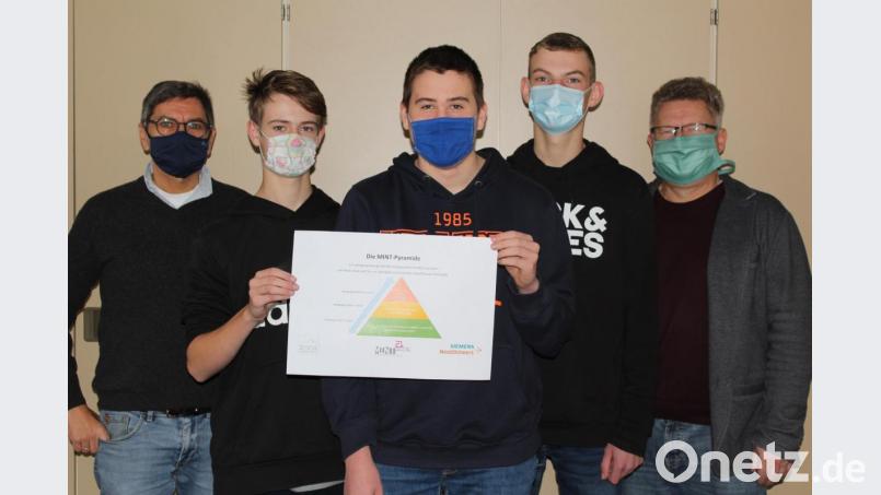 Realschuldirektor Germann Helgert (rechts) und Beratungsrektor Hermann Daubenmerkl (links) gratulierten Phillip Müller, Tim Scharnagl (beide 10 a) und Nils Kausler (10 b, von links). Diese drei Schüler haben die MINT-Pyramide durchlaufen. Zwei von ihnen beginnen eine Ausbildung bei Siemens. Bild: jzk