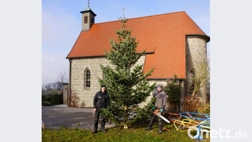 Die Spielberger Feuerwehrmänner Johannes Weiß (links) und stellvertretender Kommandant Andreas Schmid stellen den Christbaum auf. Bild: fvo