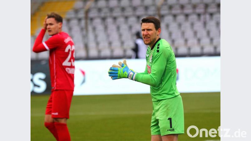 René Vollath (rechts), wie man ihn kennt: immer antreibend, immer anfeuernd. Der Oberpfälzer im Tor von Türkgücü München war auch im Derby am Samstag ein starker Rückhalt des frechen Aufsteigers. Bild: Ulrich Wagner