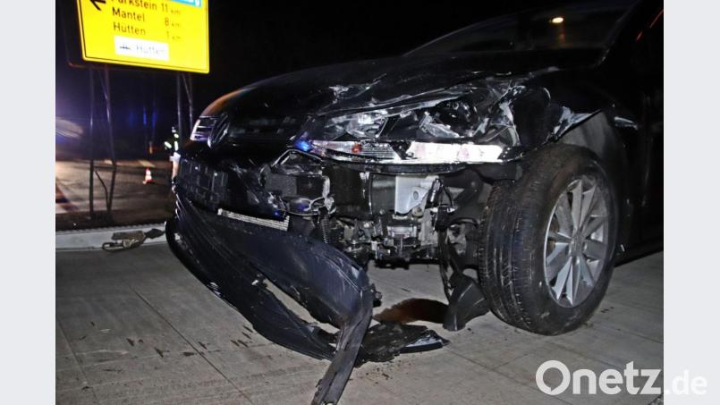 Nach dem Zusammenstoß bei Hütten mit einem Verkehrszeichen, einem weiteren Auto und der Leitplanke ist das Auto stark beschädigt. Bild: jma